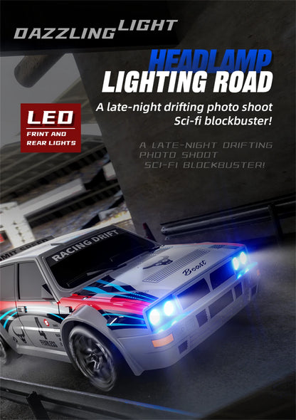 Een witte RC-rallyauto met rode en blauwe strepen, zwarte wielen en blauwe LED-verlichting, klaar voor drift- en race-activiteiten. Inclusief stuur, b