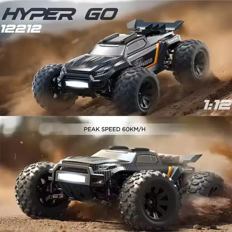 Zwart RC terreinwagen met 4WD en groene brushless motor, uitgerust met grote knipperende banden en afstandsbediening voor speelplein of buiten gebruik