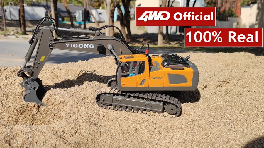Grote, realistische RC-graafmachine in zwart en geel, met zichtbare trekkettingen en een schep die zand opvangt. Inclusief afbeelding van de controlle