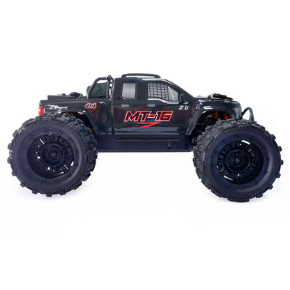 Oranje en blauwe RC monstertruck met grote zwarte banden en zichtbare "MT-16" sticker, geplaatst naast zijn zwarte stuurunit voor speelplezier op zand