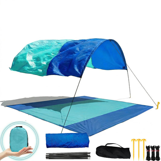 Windbestendige strandparasol in blauw en turquoise, met zichtbare zonnewering en zand onder de ligstoelen. Ideaal voor zonbescherming op het strand of