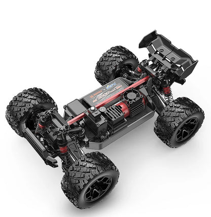 Grote, gele en blauwe off-road RC-buggy met zwarte banden en zichtbare stuurunit. Perfect voor speelplein of tuin, geschikt voor kinderen en RC-enthus
