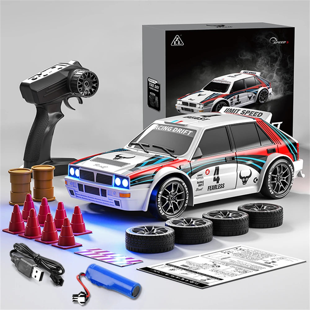 Een witte RC-rallyauto met rode en blauwe strepen, zwarte wielen en blauwe LED-verlichting, klaar voor drift- en race-avonturen. Inclusief stuur, extr