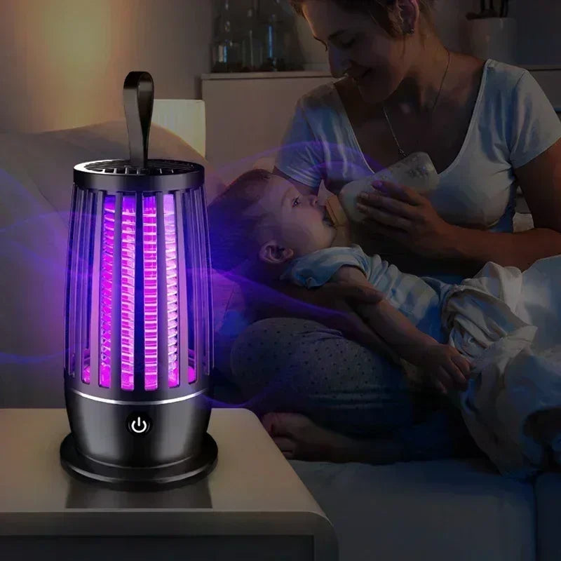 Zwarte elektrische muggenkiller met paarse UV-verlichting en handvat, uitgerust met 3000V sterk elektrisch schokken voor effectieve en veilige muggenb