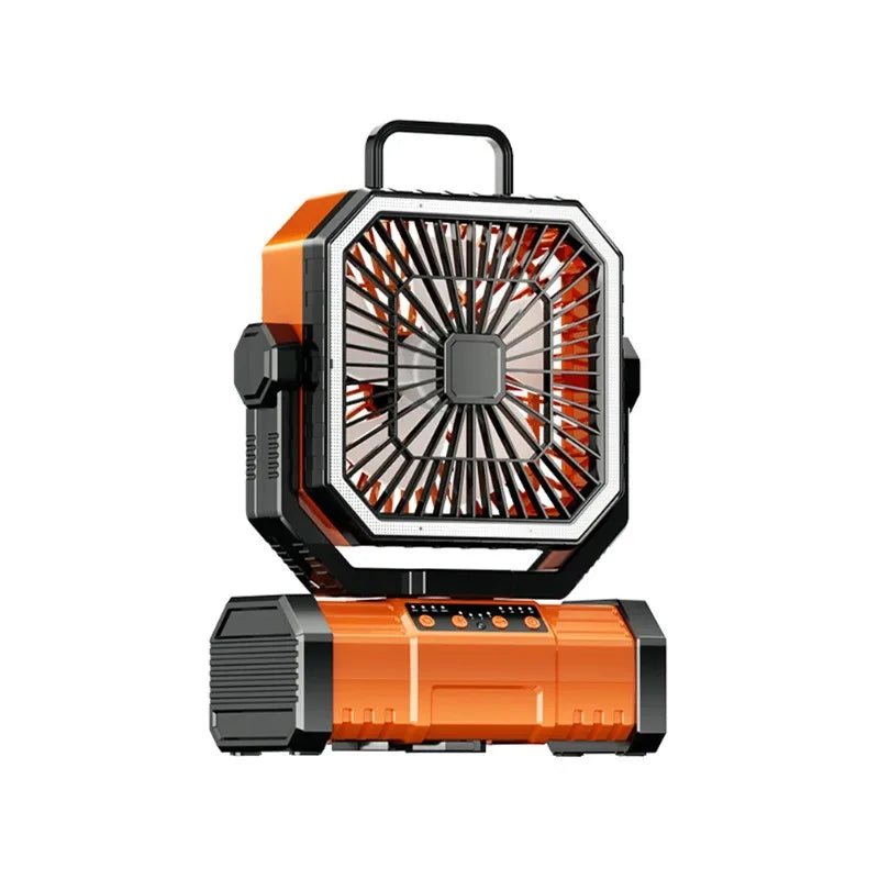 Oranje en zwarte portofoon met handgreep, voorzien van UBS/TYPE-C oplader, licht op een houten tafel in een tuin, met laptop en telefoon aan het oplad