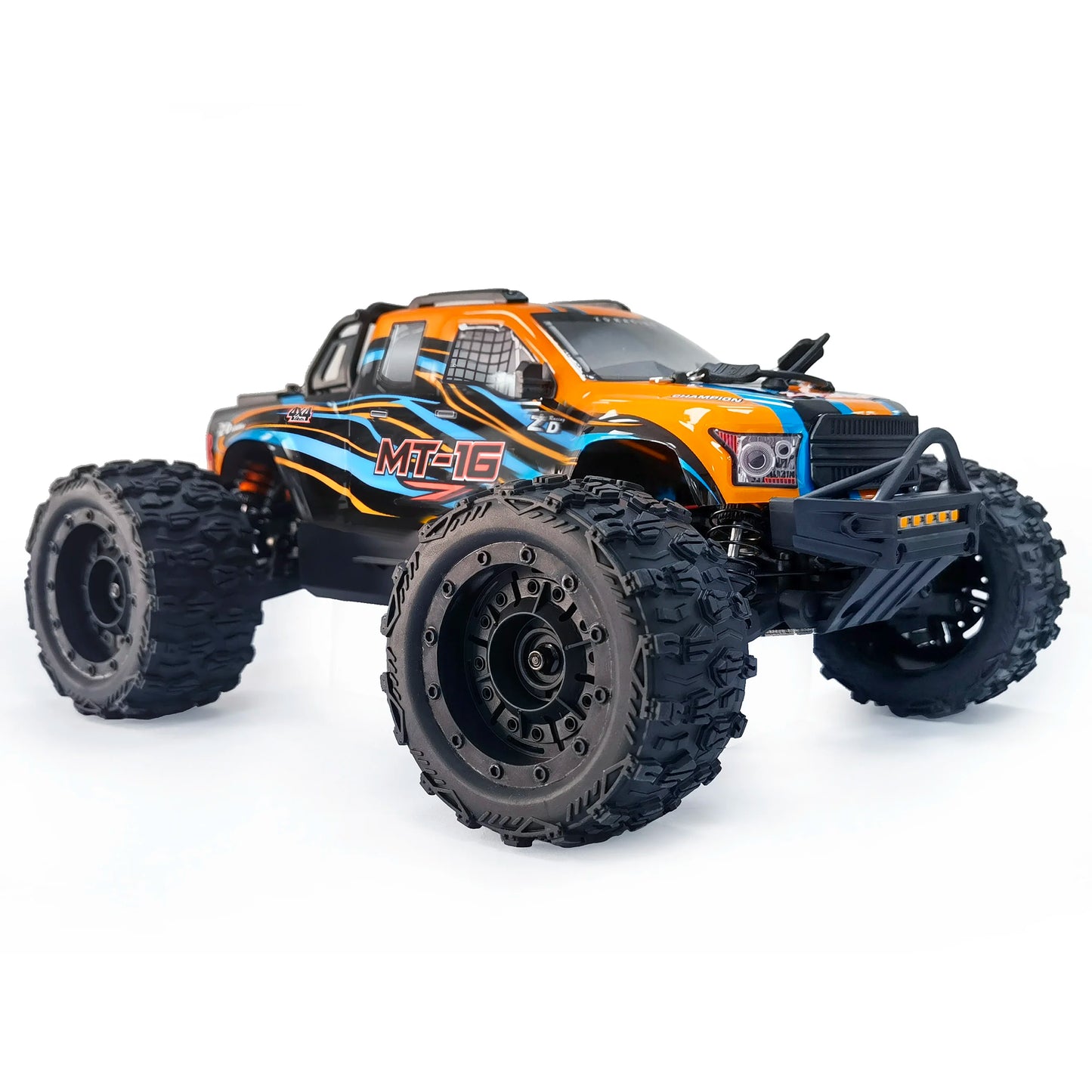 Oranje en blauwe RC monstertruck met grote zwarte banden en zichtbare "MT-16" sticker, geplaatst naast zijn zwarte stuurcontroller voor speelplezier o