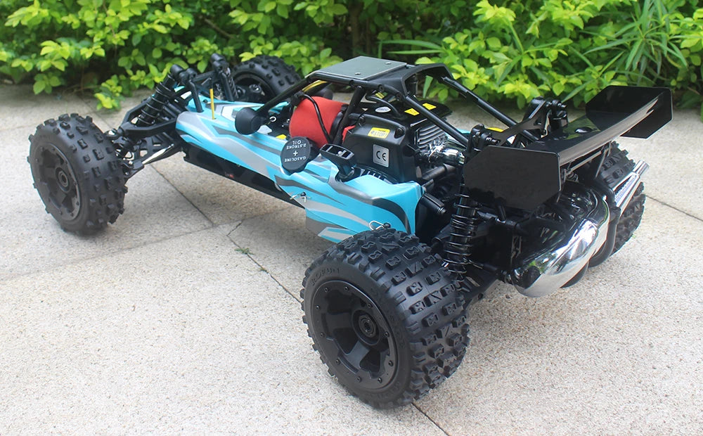 Groene camouflage RC-buggy met zwarte banden en zichtbare schokdempers, klaar voor terreinrijden. Perfect voor outdoor speelplekken en avontuurlijke k