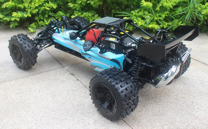 Groene camouflage RC-buggy met zwarte banden en zichtbare schokdempers, klaar voor terreinrijden. Perfect voor outdoor speelplekken en avontuurlijke k