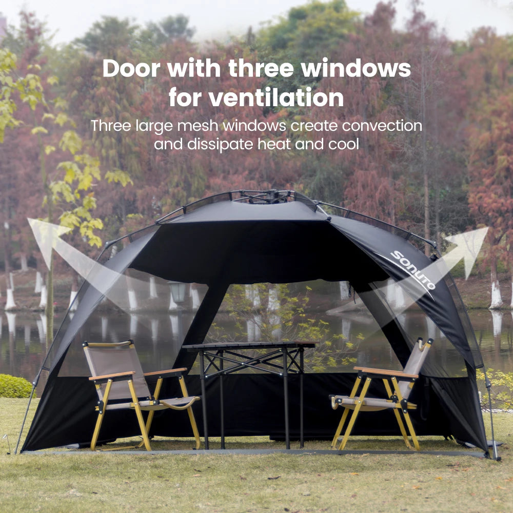 Zilveren vinyl zonnescherm met UPF60+ bescherming, geplaatst op het strand met twee vouwstoelen en tafel. Ideaal voor zonbescherming tijdens kamperen 