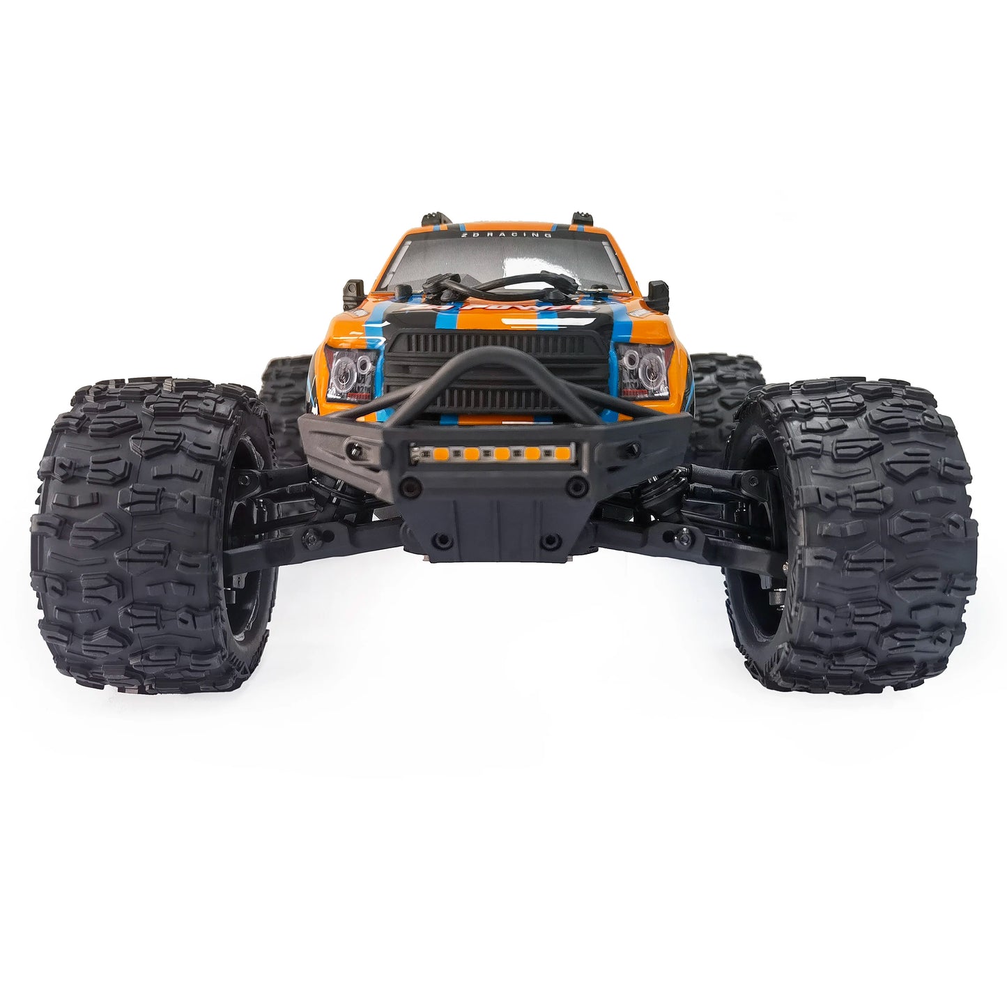 Oranje en blauwe RC monstertruck met grote zwarte banden en zichtbare “MT-16” sticker, geplaatst naast zijn zwarte stuurcontroller, speciaal ontworpen