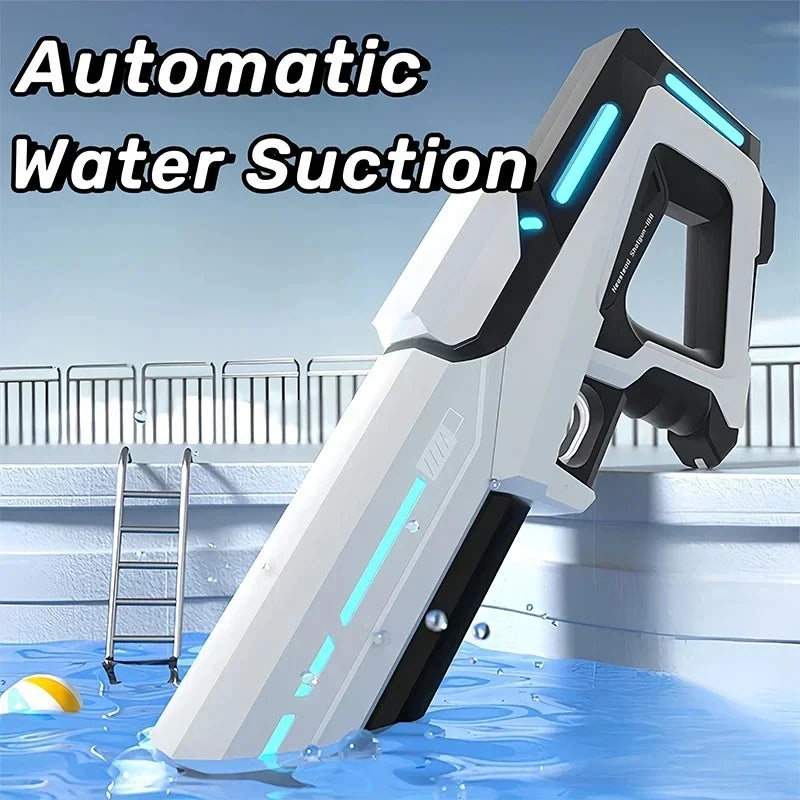 Een witte elektrische waterpistool met blauwe LED-verlichting, vastgehouden door een jonge vrouw in jeans. Geschikt voor buitenactiviteiten en waterge