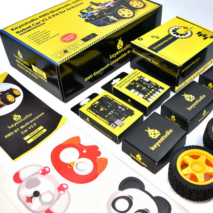 Een Keyestudio robotkit met zwarte chassis, gele wielen en diverse elektronische componenten, inclusief sensoren en een microcontroller, voor educatie