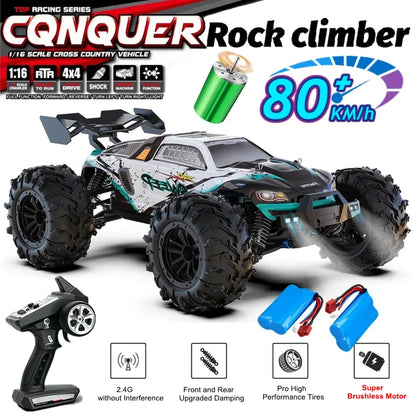Zwart en roze RC monstertruck met grote terreinbanden en blauwe LED-verlichting, in actie op modderige terrein. Geschikt voor extreme off-road races e