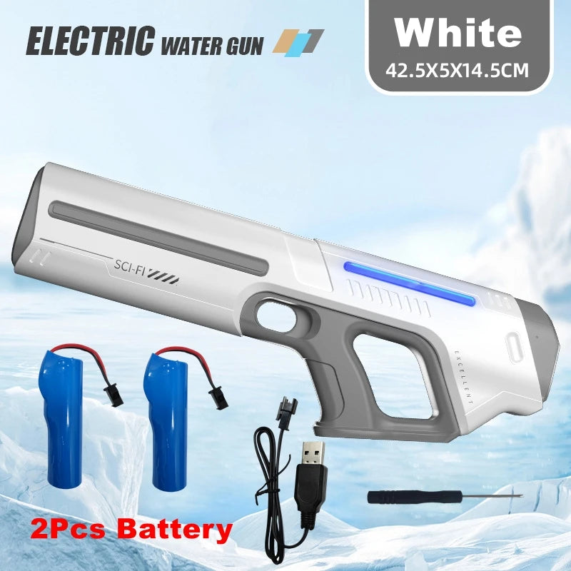 Een witte elektrische waterpistool met blauwe LED-verlichting, vastgehouden door een jonge vrouw in jeans. Geschikt voor kinderen en volwassenen voor 
