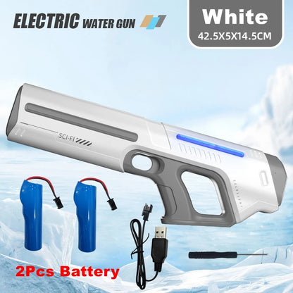 Een witte elektrische waterpistool met blauwe LED-verlichting, vastgehouden door een jonge vrouw in jeans. Geschikt voor kinderen en volwassenen voor 