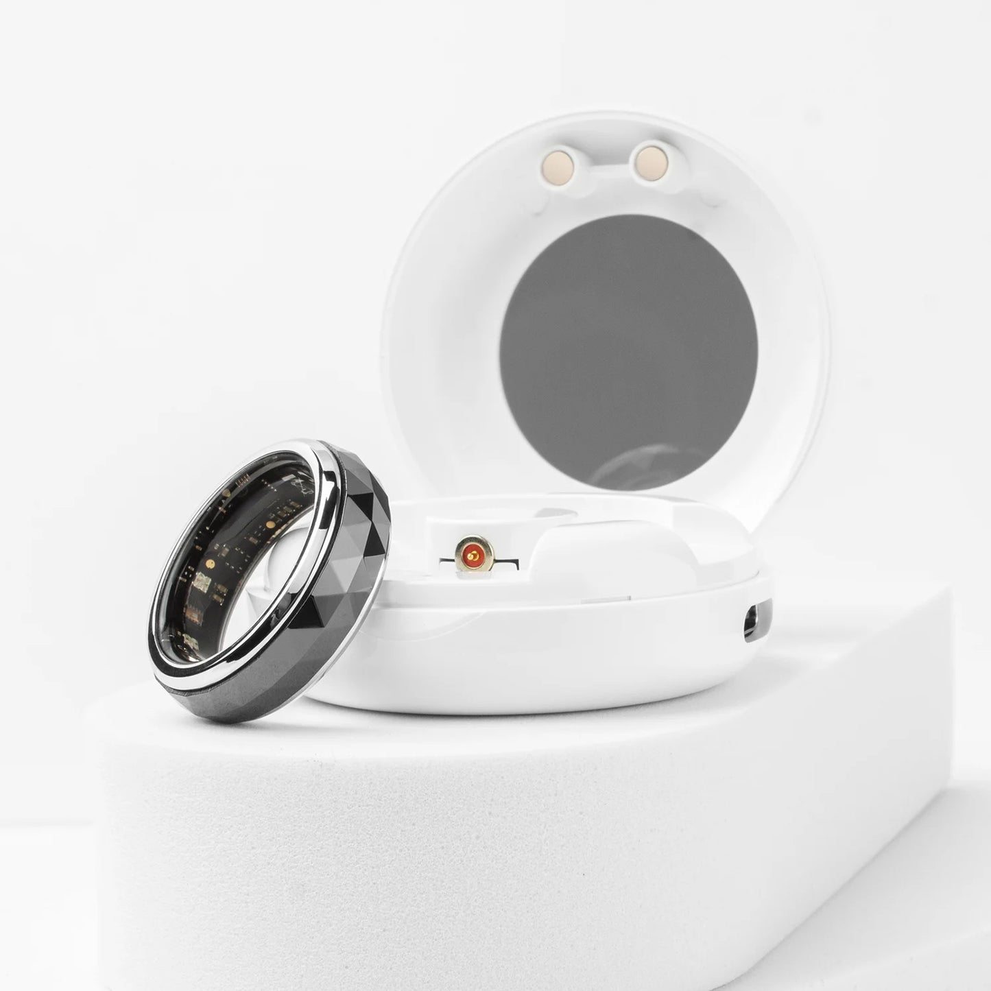 Een COLMi slimme ring met glanzend zilveren rand en facettenstructuur, voorzien van een actieve sensor en groene LED-indicator, geschikt voor dagelijks gebruik en technologische toepassingen. - Foto 26