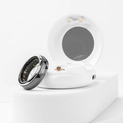 Een COLMi slimme ring met glanzend zilveren rand en facettenstructuur, voorzien van een actieve sensor en groene LED-indicator, geschikt voor dagelijks gebruik en technologische toepassingen. - Foto 26
