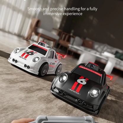 Zwart en witte raceauto’s met HD-camera’s voor live-uitzending, gestuurd via een draadloze controller met scherm. Perfect voor kinderen die racen en s