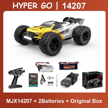 Grote, gele en blauwe off-road RC-buggy met zwarte banden en zichtbare stuurunit, geschikt voor speelplein of terrein. Perfect voor kinderen en RC-fan