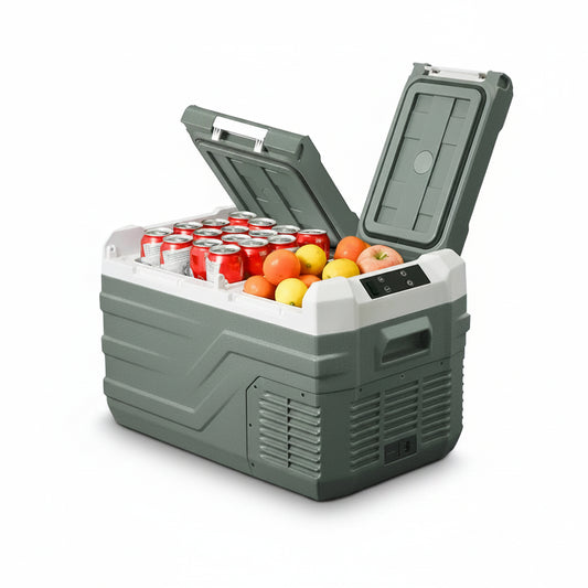 Grijze Alpicool koelbox met open deksel, gevuld met rode blikken en verse fruit. Elektronisch bedieningspaneel en ventilatiegaten zichtbaar; ideaal vo