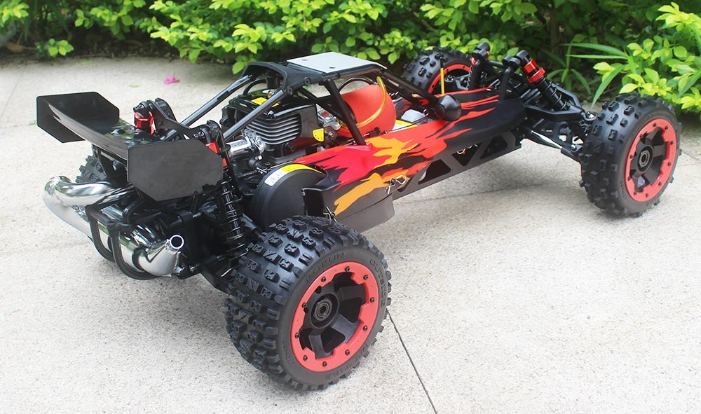 Groene camouflage RC-buggy met zwarte banden en zichtbare schokdempers, klaar voor terreinrijden. Perfect voor outdoor speelplekken en avontuurlijke k