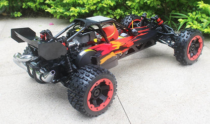 Groene camouflage RC-buggy met zwarte banden en zichtbare schokdempers, klaar voor terreinrijden. Perfect voor outdoor speelplekken en avontuurlijke k