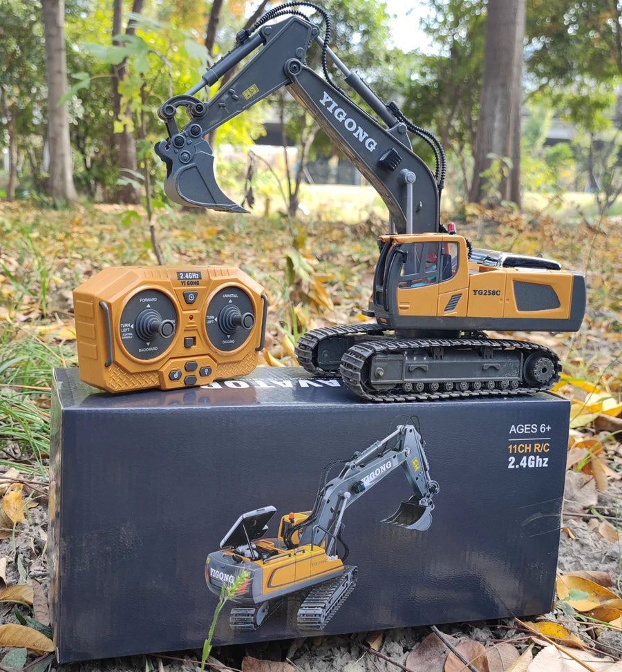 Grote, realistische RC-graafmachine in zwart en geel, met beweegbare schep en zichtbare batterijen, klaar voor speelplein of bouwproject. Ideaal voor 