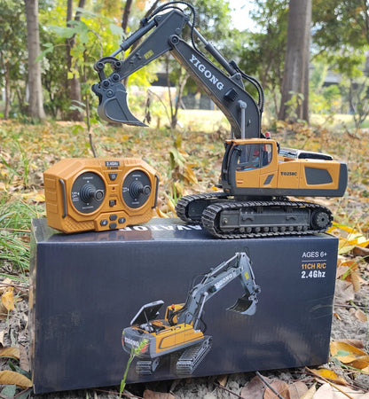 Grote, realistische RC-graafmachine in zwart en geel, met beweegbare schep en zichtbare batterijen, klaar voor speelplein of bouwproject. Ideaal voor 