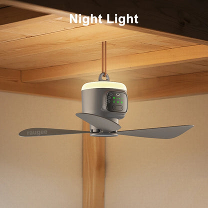 Grijze draadloze wandelventilator met 12000mAh accu, hangend onder een tent met groene LED-indicator. Geschikt voor kamperen en buitenactiviteiten met