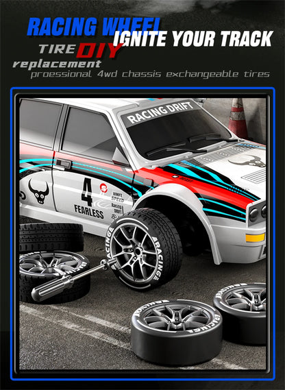 Een witte RC-rallyauto met rode en blauwe strepen, zwarte wielen en blauwe LED-verlichting, klaar voor drift- en race-activiteiten. Inclusief stuur, e