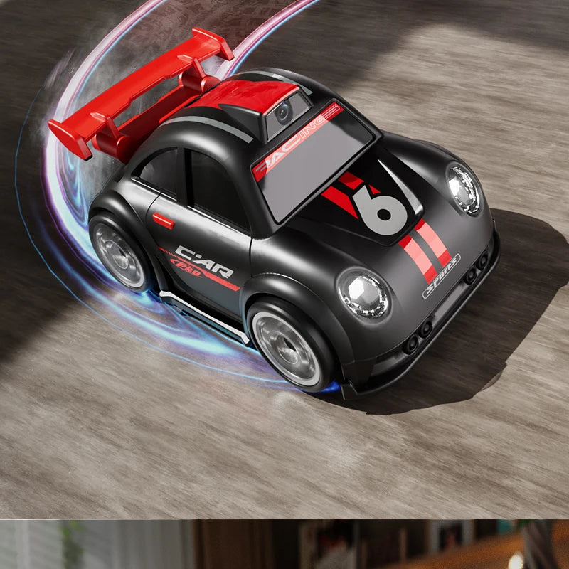 Zwart en witte RC-raceauto’s met HD-camera’s voor live-uitzending, gestuurd via een handbediende controller met scherm. Perfect voor speelgoedraces en