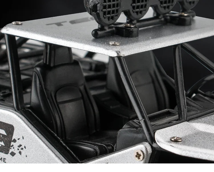 ZWN Rock climber, een zwarte 4WD RC-afstandbediening met goudkleurige velgen en zichtbare schokdempers, geschikt voor off-road avonturen en steile hel