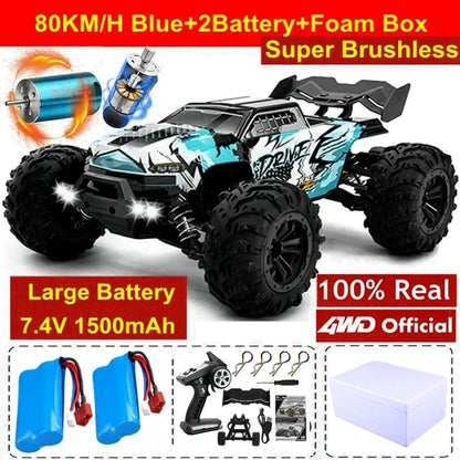 Zwart-pink RC monstertruck met grote terreinbanden en blauwe LED-verlichting, in actie op modderige terrein. Geschikt voor extreme off-road racing en 