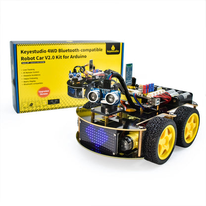 Een Keyestudio robotkit met zwarte chassis, gele wielen en diverse elektronische componenten, inclusief sensoren en een microcontroller, voor educatie