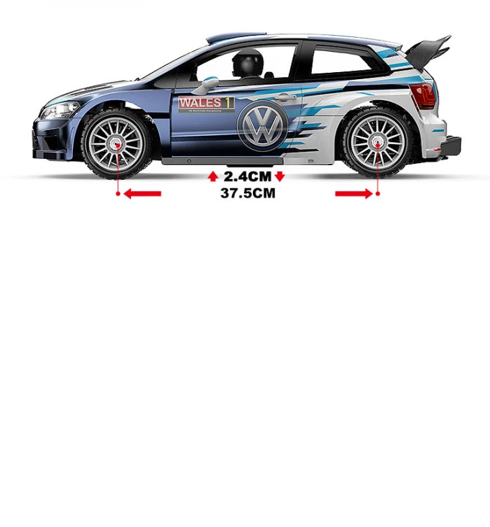 Een 1:7 schaalmodel van een Volkswagen Polo rallywagen in blauw-wit, met zichtbare details zoals de dakspoiler, wielen en sponsorstickers. Geschikt vo