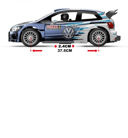 Een 1:7 schaalmodel van een Volkswagen Polo rallywagen in blauw-wit, met zichtbare details zoals de dakspoiler, wielen en sponsorstickers. Geschikt vo