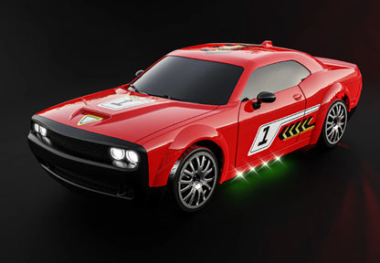 Zwart 4WD RC-raceauto met glanzende lak, zichtbare schokdempers en nummer 1 op de zijkant, inclusief blauwe batterijen en afstandsbediening voor speel