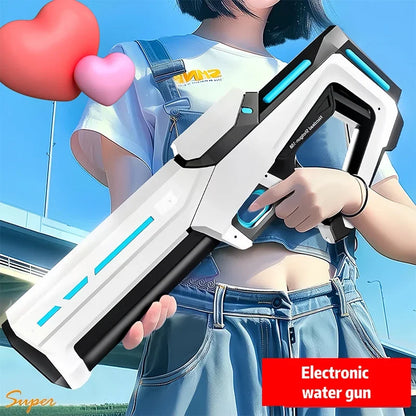 Een witte elektrische waterpistool met blauwe LED-verlichting, gehouden door een jonge vrouw in jeans. Het speelgoed is voor kinderen en geschikt voor