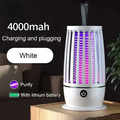 Zwarte elektrische muggenkiller met paarse UV-verlichting en 3000V stroom, geschikt voor binnenruimtes. Effectief tegen muggen en andere insecten in s