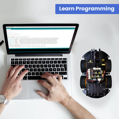 Een Keyestudio robotkit met zwarte chassis, gele wielen en diverse elektronische componenten, inclusief sensoren en een microcontroller, voor educatie
