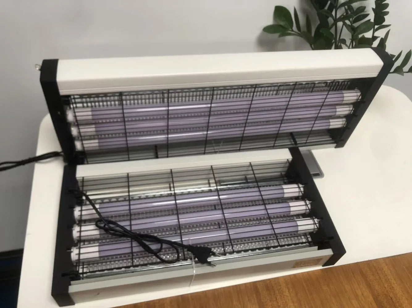 60W insectenverwijderaar met blauwe UV-lampen, zwart metaalframe en witte randen, geschikt voor binnenruimtes en commerciële ruimtes. - Foto 4