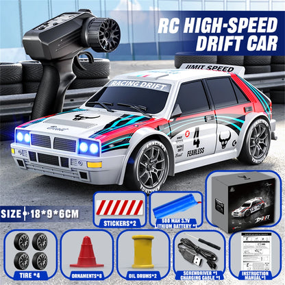 Een witte RC-rallyauto met rode en blauwe strepen, zwarte wielen en blauwe LED-verlichting, klaar voor drift- en race-avonturen. Inclusief stuur, extr
