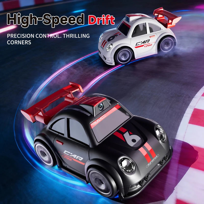 Zwart en wit RC-raceauto’s met HD-camera’s voor live-uitzending, gestuurd via een draadloze controller met scherm. Perfect voor speelgoedraces en kind