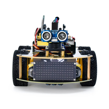 Een Keyestudio robotkit met zwarte chassis, gele wielen en diverse elektronische componenten, inclusief sensoren en een microcontroller, voor educatie