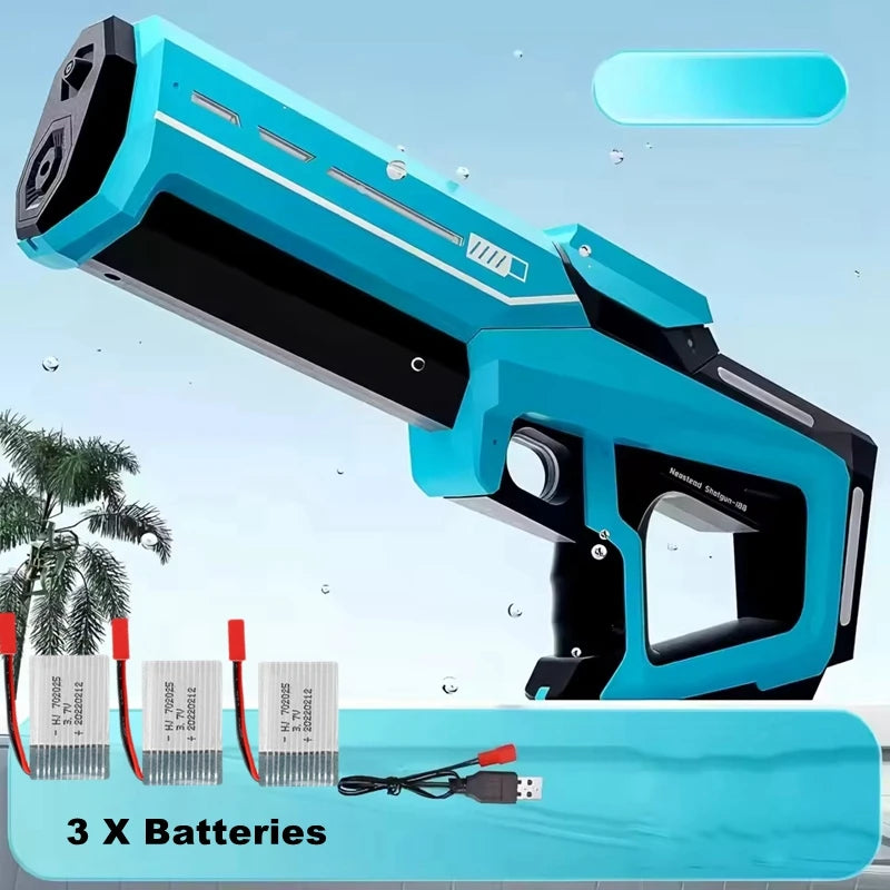 Een witte elektrische waterpistool met blauwe LED-verlichting, vastgehouden door een jonge vrouw in jeans. Voorzien van 3x batterijen, ideaal voor spe