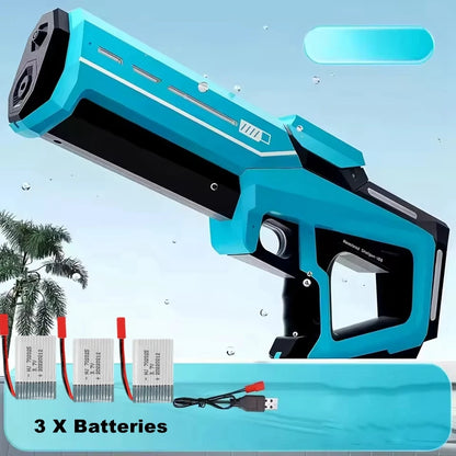 Een witte elektrische waterpistool met blauwe LED-verlichting, vastgehouden door een jonge vrouw in jeans. Voorzien van 3x batterijen, ideaal voor spe