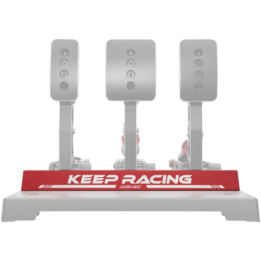Een zilverkleurige racingpedaalset met drie pedalen en textuur, geplaatst op een rode basis met 'KEEP RACING' en 'SIMAGIC'. Geschikt voor racegame-simulaties en virtuele rijen.