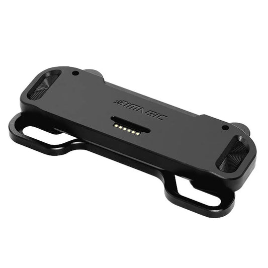 Zwarte Simagic-adapter met goudkleurige contactpunten en ventilatieopeningen, geschikt voor gamingheadsets. Compacte, robuuste constructie voor betrouwbare verbinding en audio-opname.