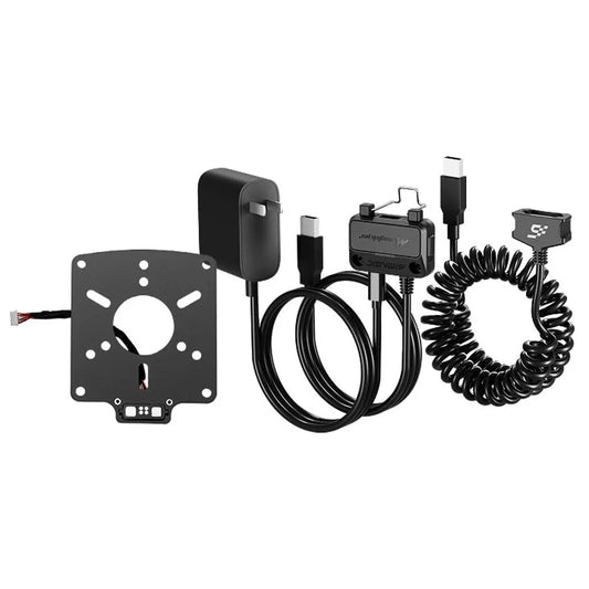 Zwart metalen montageplaat met gaten, USB-C kabels en een coiled kabel voor slimme telefoons. Geschikt voor draadloze oplaadstations en mobiele apparaten.