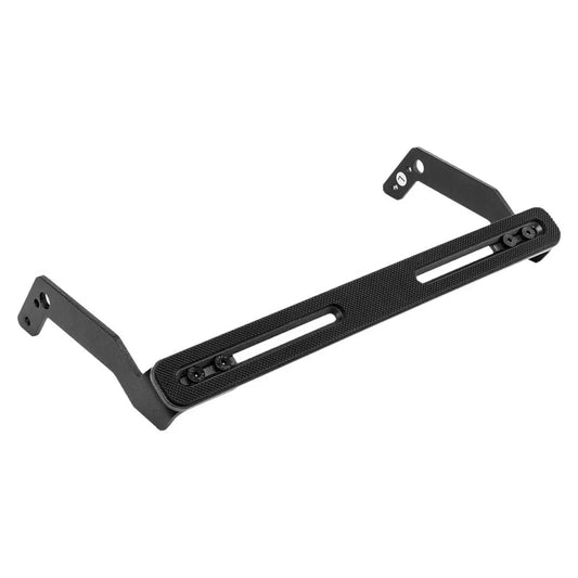 Zwart metaal montageframe met textuur, voorzien van schroefgaten en L-vormige uiteinden, geschikt voor montage op fietsen of andere voertuigen.